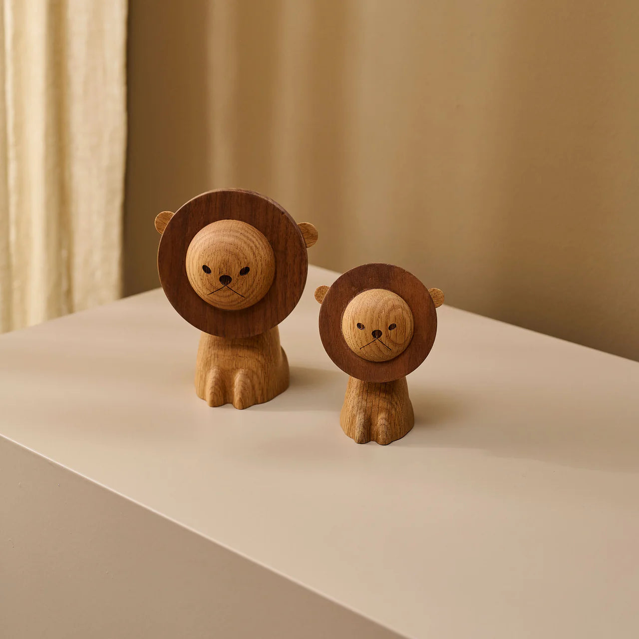 Löwe aus Eiche/Nussbaum